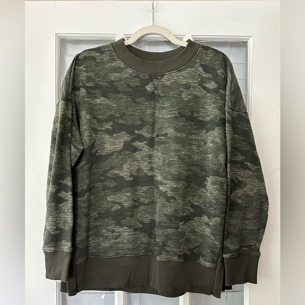 Avia Women's L (12-14) Green Camo Long Sleeve High Slit Sweatshirt | SKU 0944